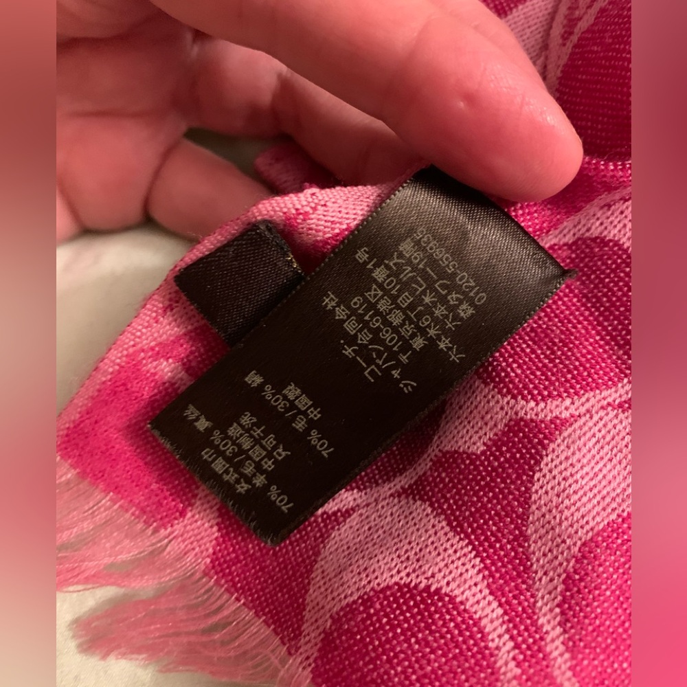 Beautiful brand new authentic Coach  large scarf with Coach logo. Must have! - Picture 3 of 4